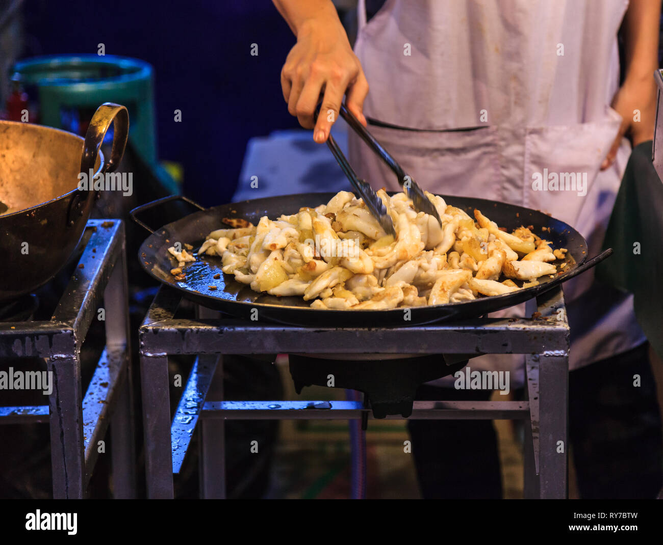 Thai traditionnelle asiatique et de l'alimentation de rue restauration rapide, délicieux chaud poêlé nidamental glandes de seiche au fond du marché alimentaire. Cuisine, Gastronomie Banque D'Images