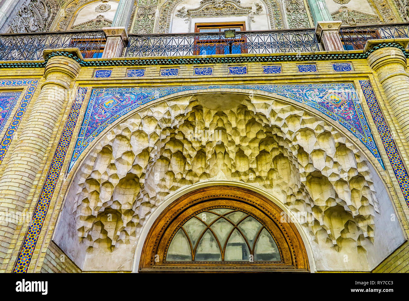 Téhéran Masoudieh Ahoopay Muqarna porte du Palais de stalactites en nid d'Equitation Banque D'Images