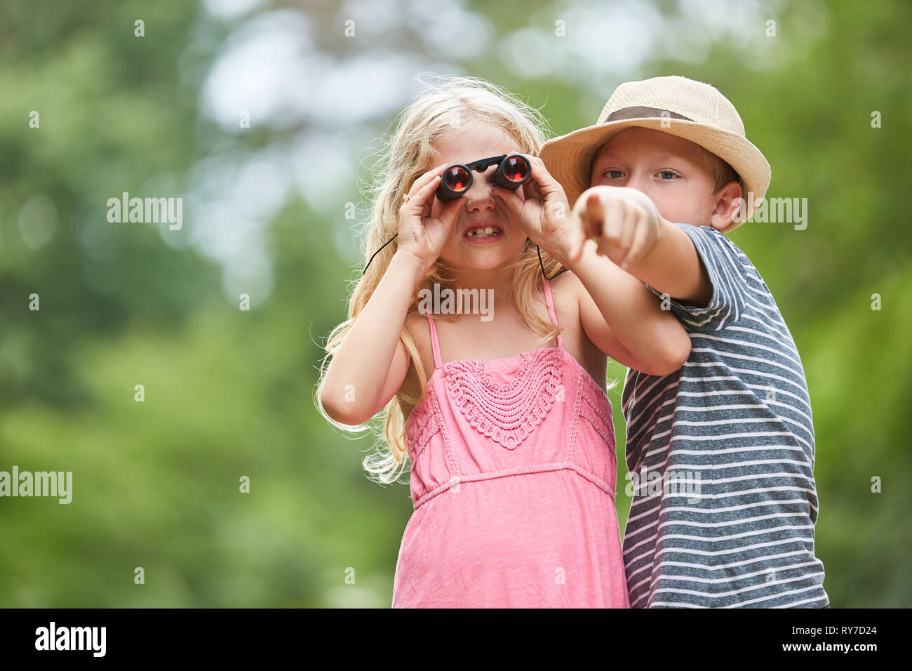 Sœur jumelles avec les enfants en tant que chercheurs et explorateurs dans la nature Banque D'Images