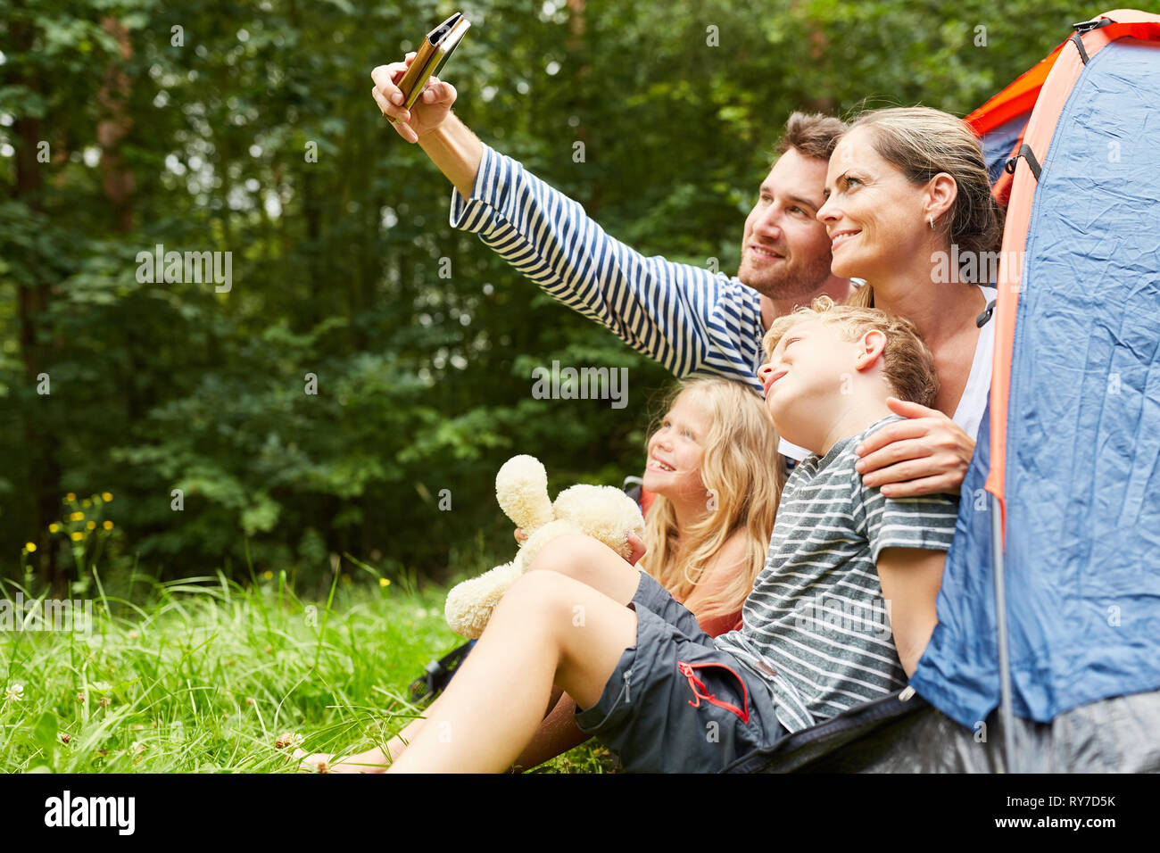 Famille avec enfants est une tente en selfies en camping en été locations Banque D'Images