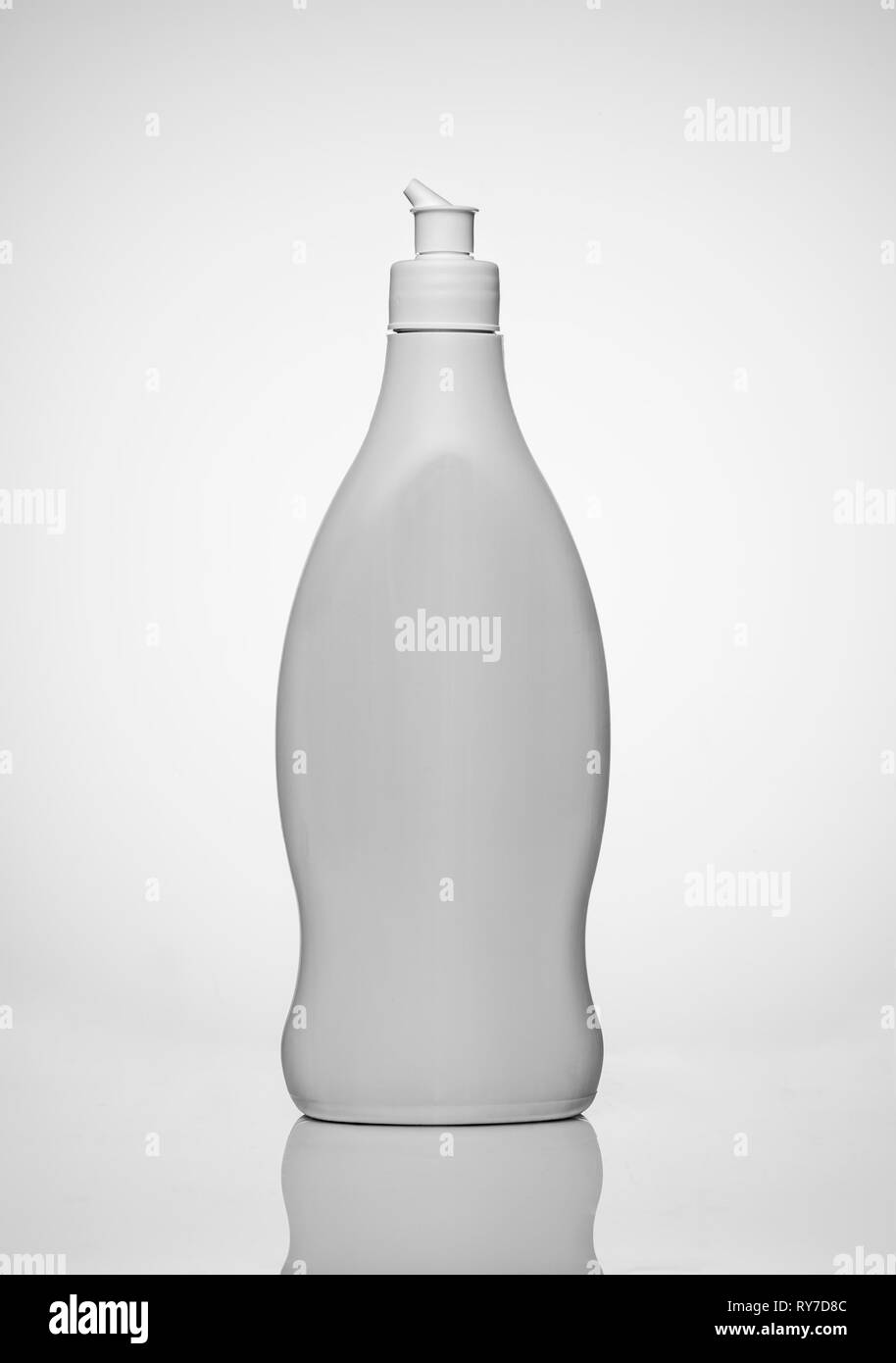 Bouteille de produit de nettoyage sur un fond blanc avec réflexion, bouteille en plastique blanc sans nom, de détergent ou détergent neutre, la préparation f Banque D'Images