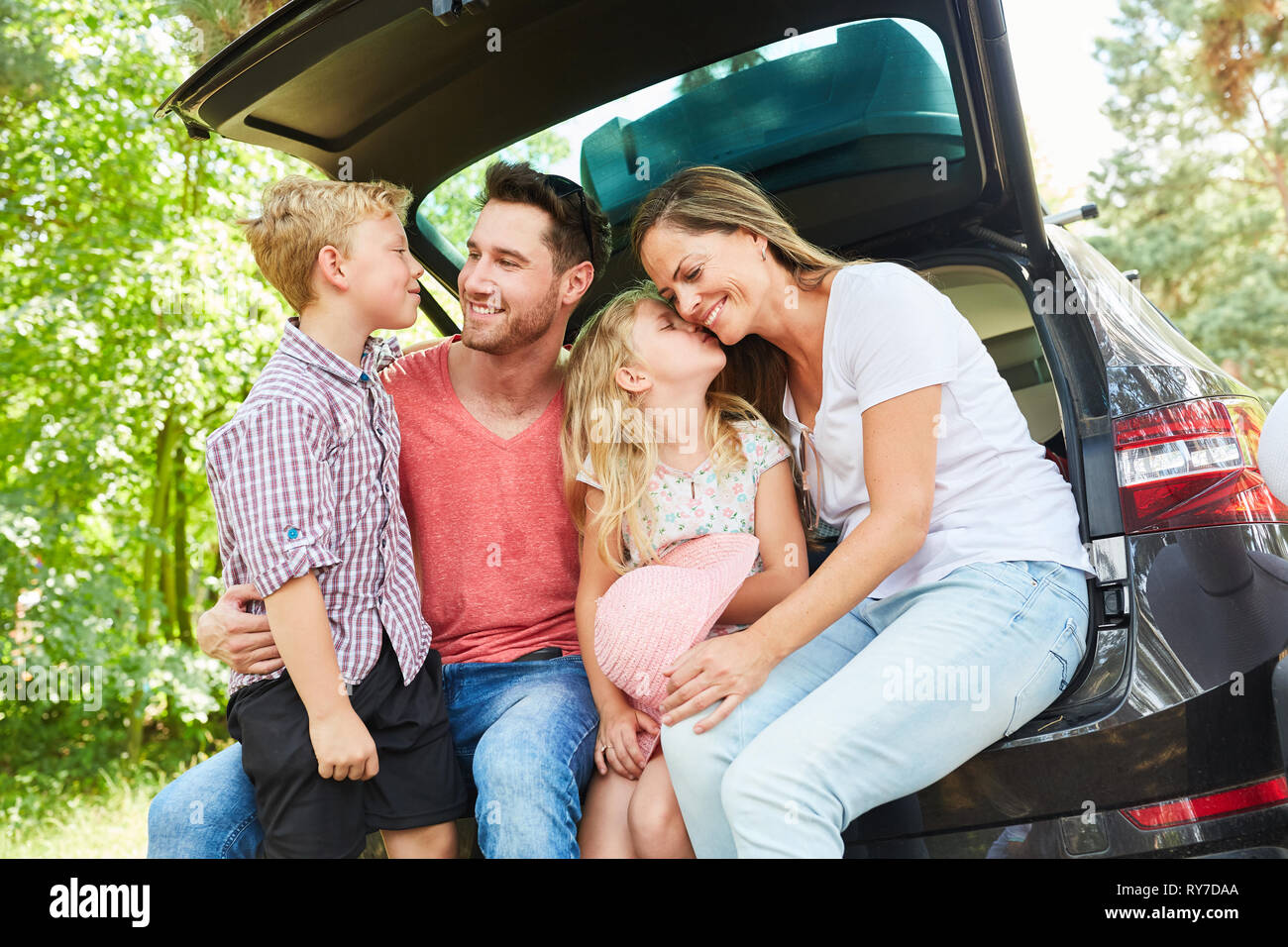 Famille heureuse dans la voiture sur les vacances d'été avant de partir pour les vacances Banque D'Images