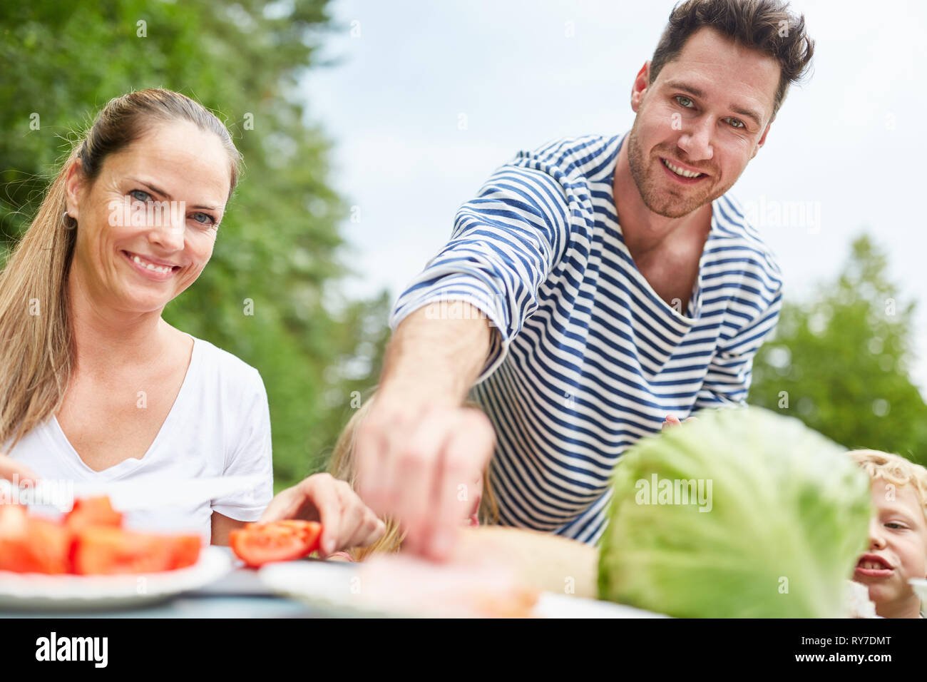 Jeune couple au camping ou dans le jardin faire un pique-nique ou un petit-déjeuner Banque D'Images
