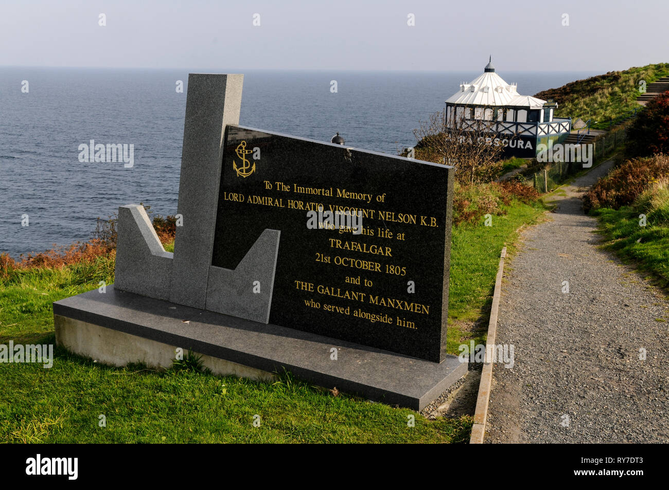 Une dalle commémorative de l'équipage de l'île donnant sur Douglas sur l'île de Man, la Grande-Bretagne. L'équipage a servi sous le commandement de lord Nelson lors de la bataille de Trafalgar Banque D'Images