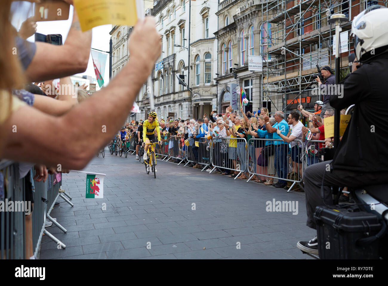 Bienvenue Accueil G, une revue de la victoire à Cardiff pour vélo Tour de France vainqueur Geraint Thomas. En prenant l'intérieur de la foule sur St Mary St. Banque D'Images