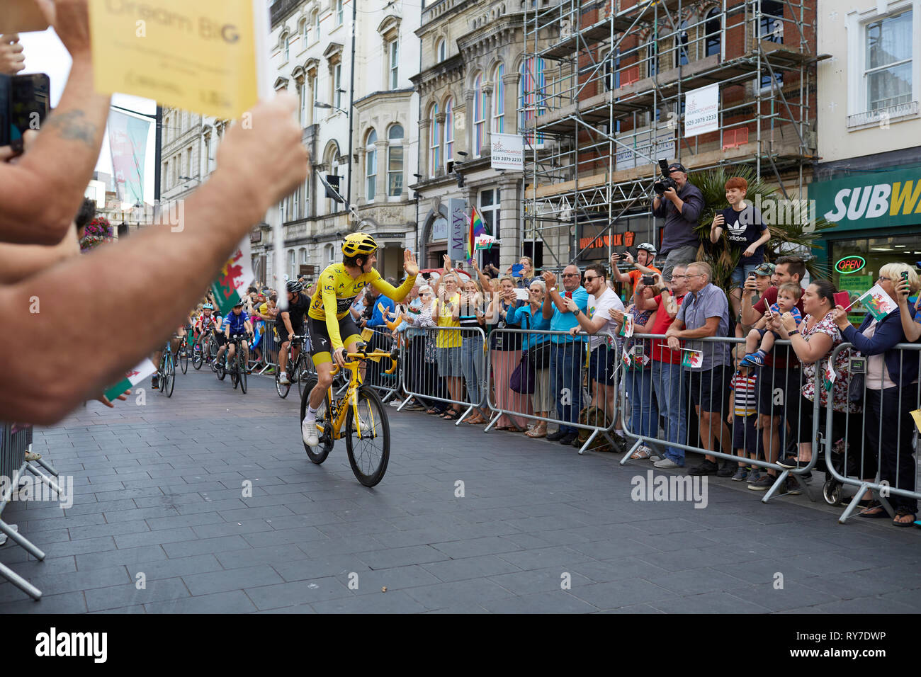 Bienvenue Accueil G, une revue de la victoire à Cardiff pour vélo Tour de France vainqueur Geraint Thomas. En prenant l'intérieur de la foule sur St Mary St. Banque D'Images