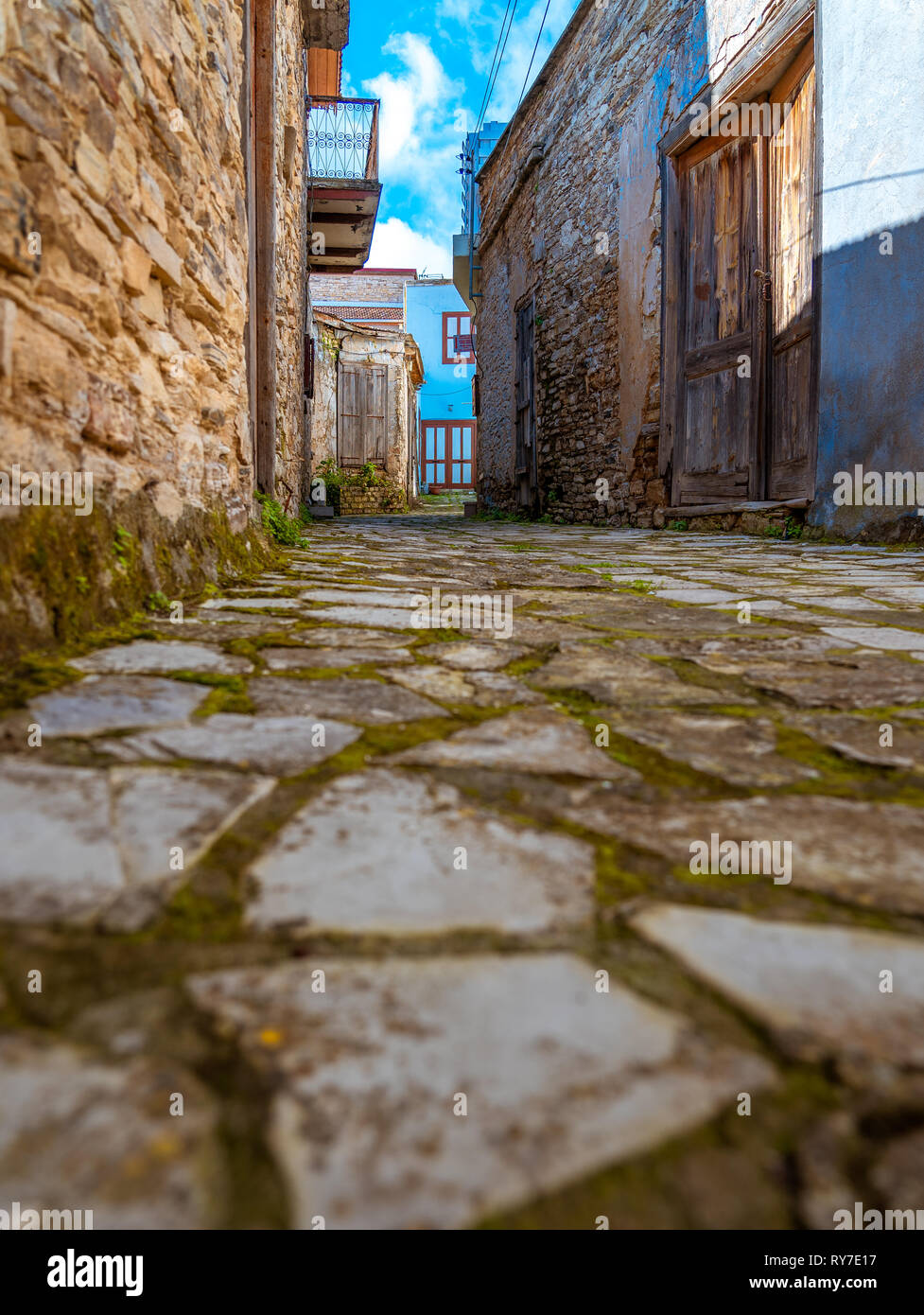 Une rue calme dans un vieux village de Pano Lefkara. District de Larnaca, Chypre Banque D'Images