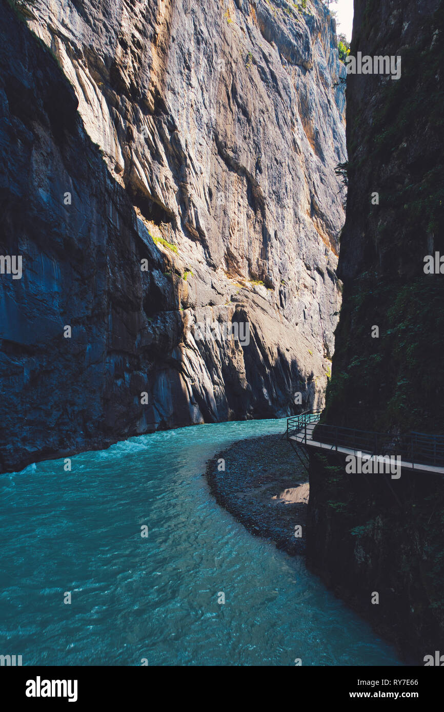 Ruisseau glaciaire à travers le canyon d'enroulement Banque D'Images