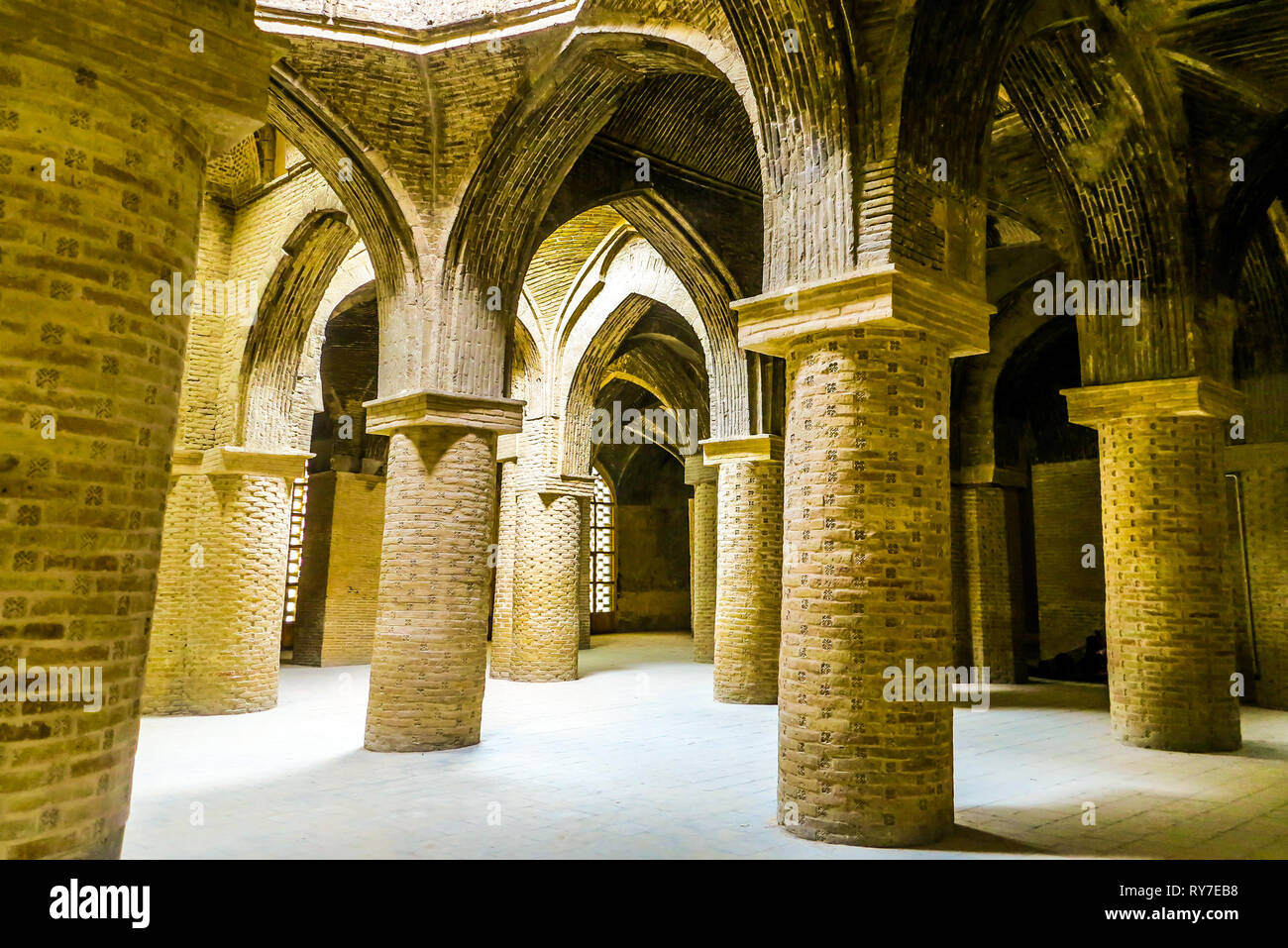 Masjed-e d'Ispahan Mosquée Jameh Leaning vieille brique piliers et plafond Banque D'Images