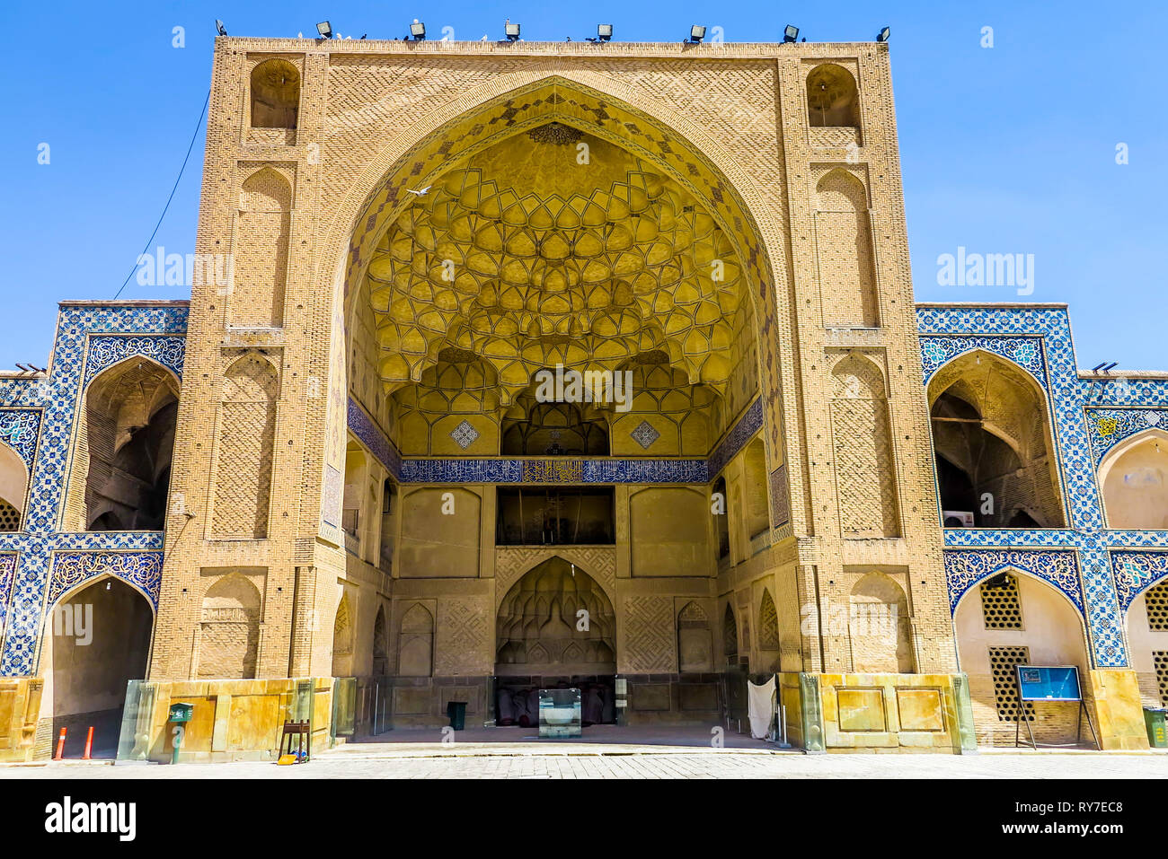 Masjed-e d'Ispahan Mosquée Jameh Iwan Madrasa de couleur jaune Nid d'Ahoopay Muqarna Stalactite Vaulting Banque D'Images