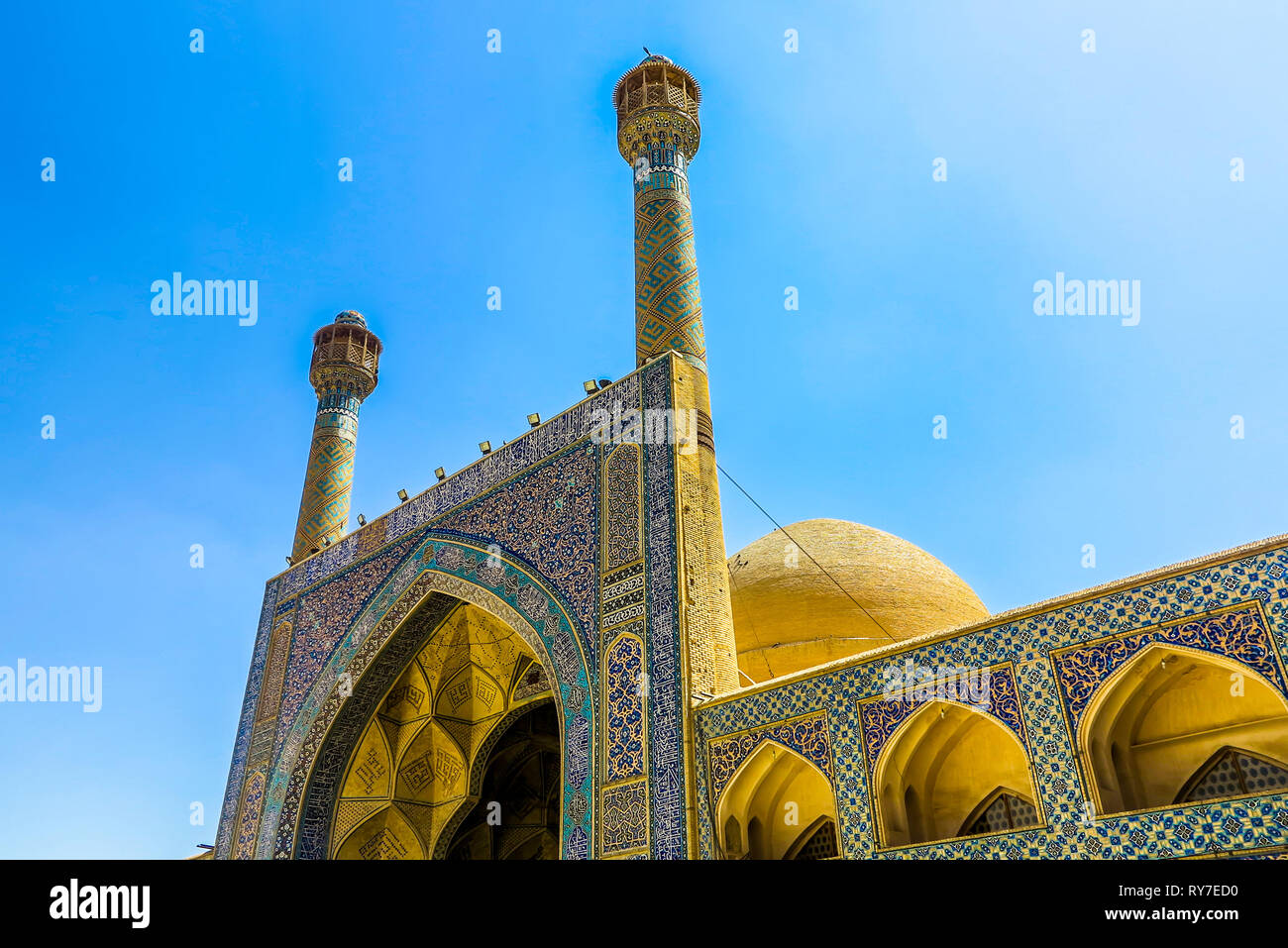 Masjed-e d'Ispahan Mosquée Jameh Iwan principal avec coupole et Minaret Muqarna Banque D'Images