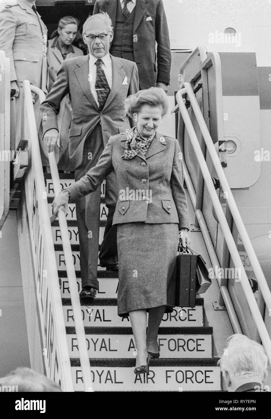Le premier ministre Margaret Thatcher et son mari Denis retour à Londres après avoir assisté à la réunion des chefs de gouvernement du Commonwealth (CHOGH) à Melbourne, Australie. Banque D'Images