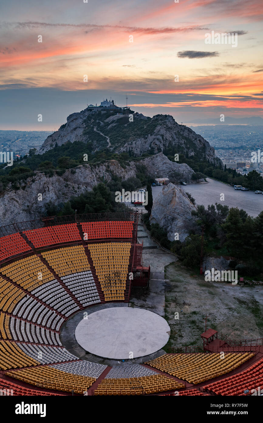 Vue sur le mont Lycabette et Athènes au coucher du soleil, la Grèce. Banque D'Images