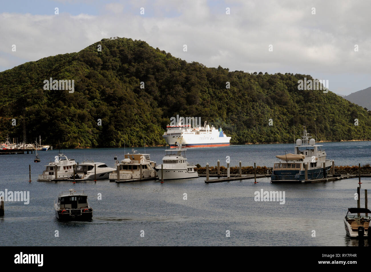 Le Picton InterIslander laissant à traverser le détroit de Cook, la connexion de la Nouvelle-Zélande les îles du nord et du Sud. Le traversier transporte des passagers et fret. Banque D'Images