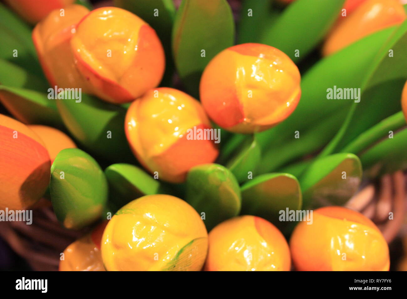 Fake tulipes en plastique ou céramique, un symbole de la Hollande. fleurs de souvenirs pour les touristes à Amsterdam Banque D'Images
