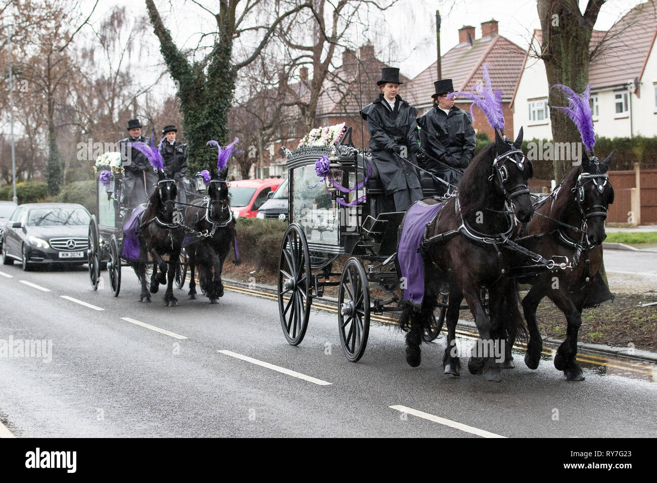 Le cortège funèbre de quatre enfants tués dans l'incendie d'une maison passe par Highfields estate sur sa façon de Stafford crématorium. Banque D'Images