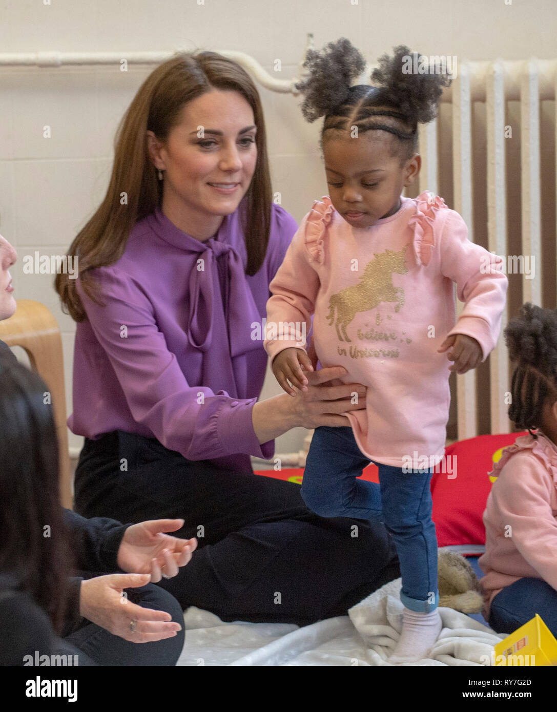La duchesse de Cambridge lors d'une visite au Centre pour enfants Henry Fawcett à Kennington, Londres. Banque D'Images