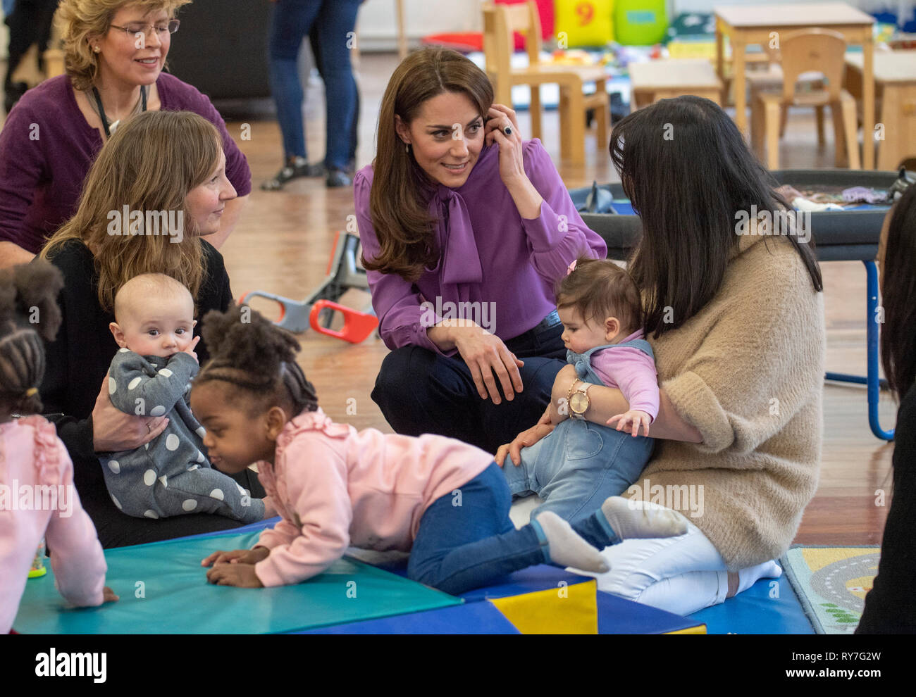 La duchesse de Cambridge (centre) lors d'une visite au Centre pour enfants Henry Fawcett à Kennington, Londres. Banque D'Images