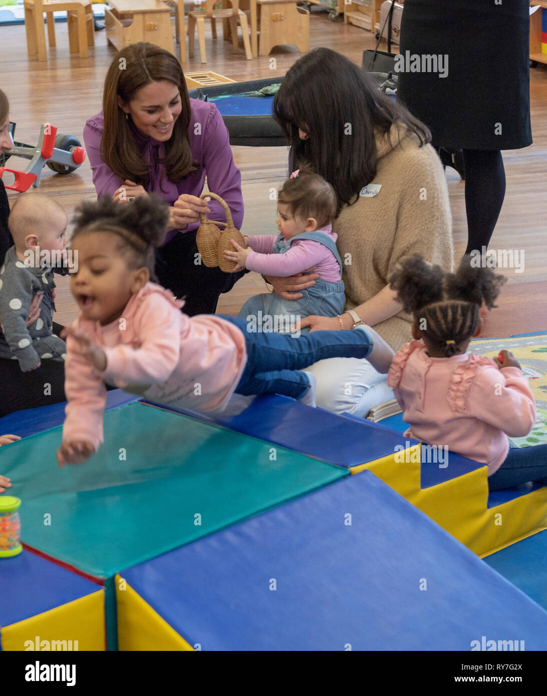 La duchesse de Cambridge, lors d'une visite à la Henry Fawcett ChildrenÕs Centre à Kennington, Londres. Banque D'Images