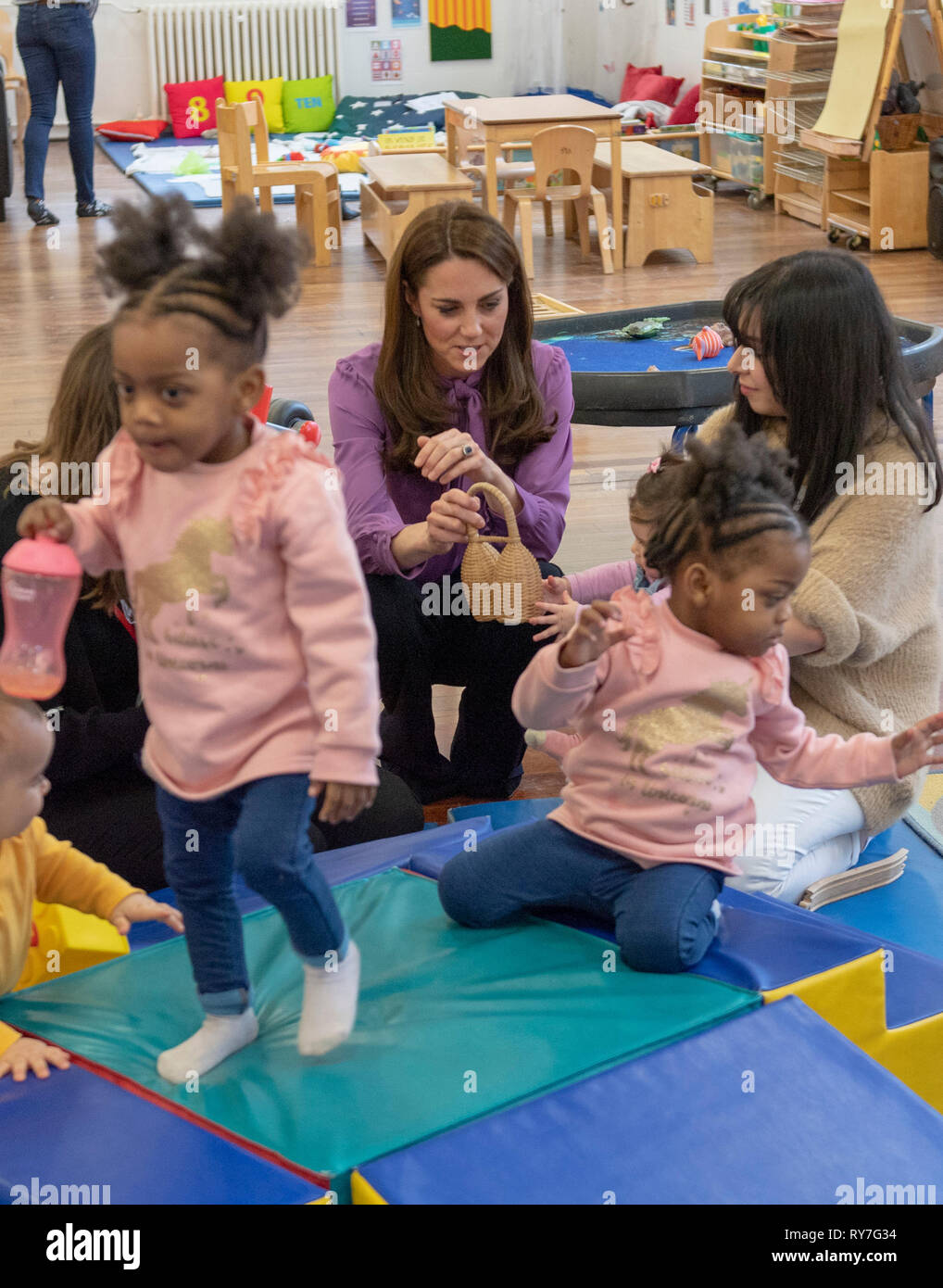 La duchesse de Cambridge lors d'une visite au Centre pour enfants Henry Fawcett à Kennington, Londres. Banque D'Images