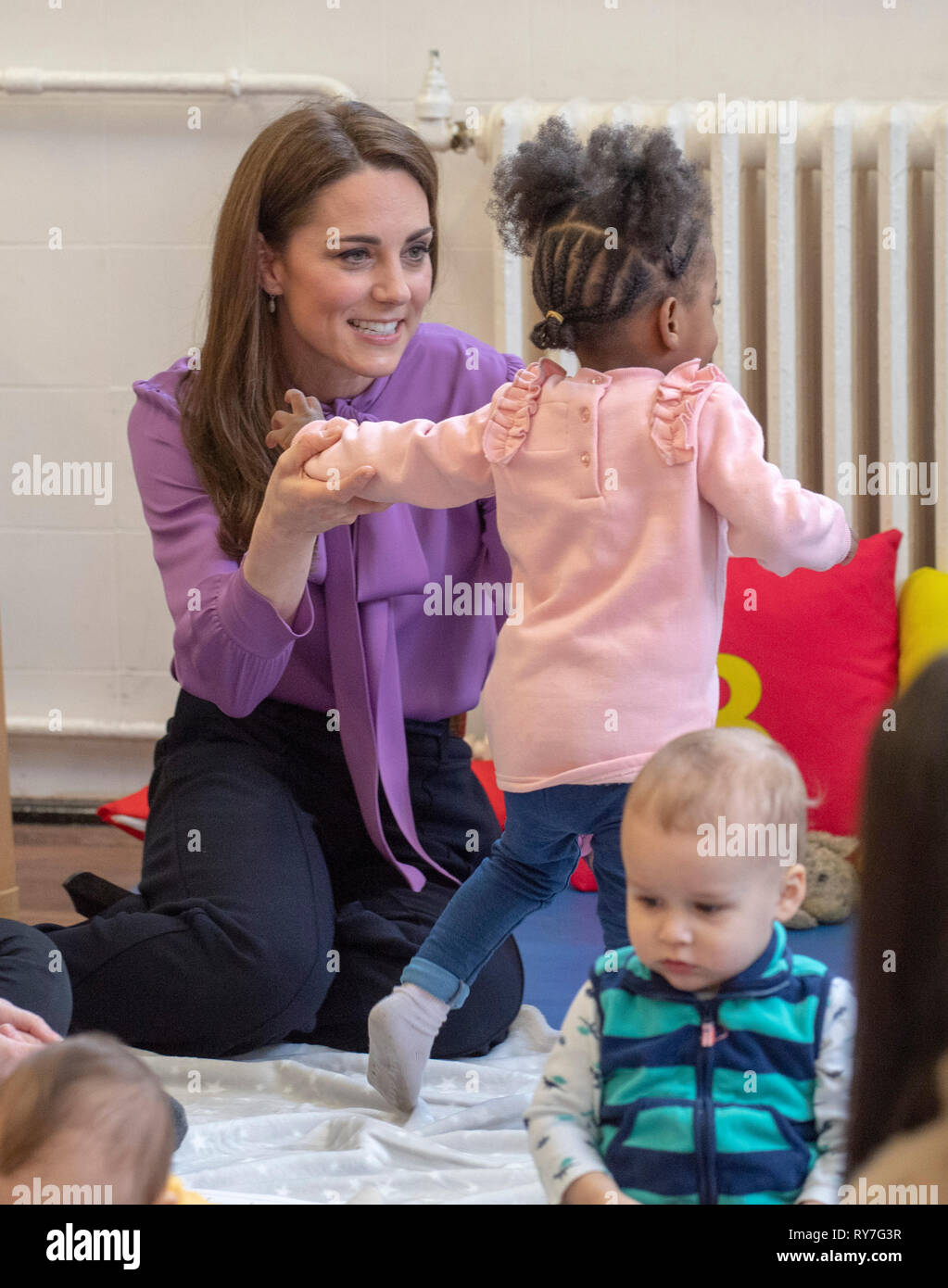La duchesse de Cambridge, lors d'une visite à la Henry Fawcett ChildrenÕs Centre à Kennington, Londres. Banque D'Images