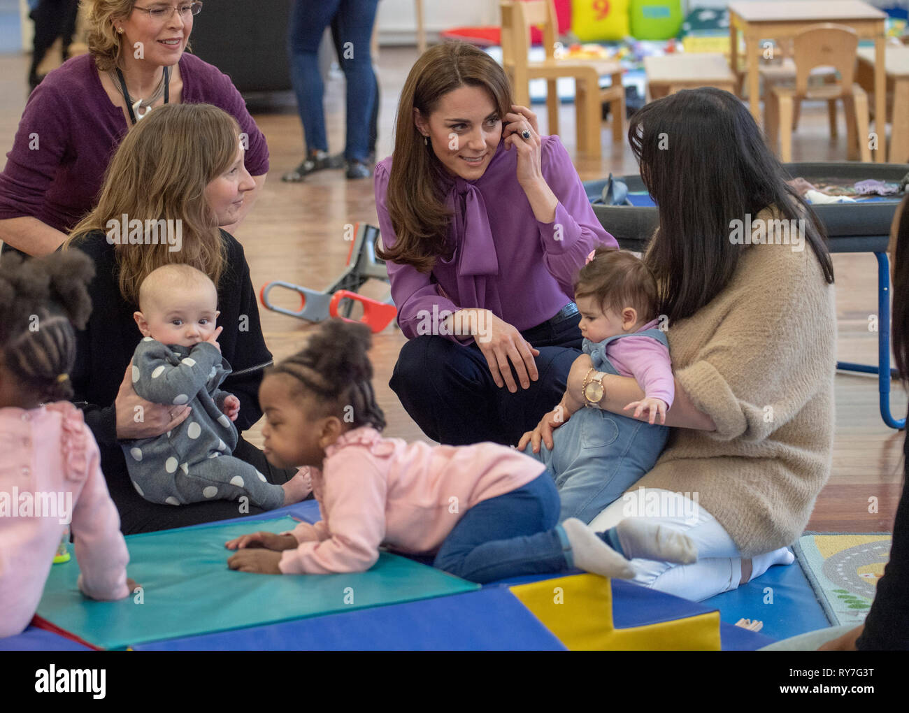 La duchesse de Cambridge (centre) lors d'une visite au centre Henry Fawcett ChildrenÕs dans Kennington, Londres. Banque D'Images