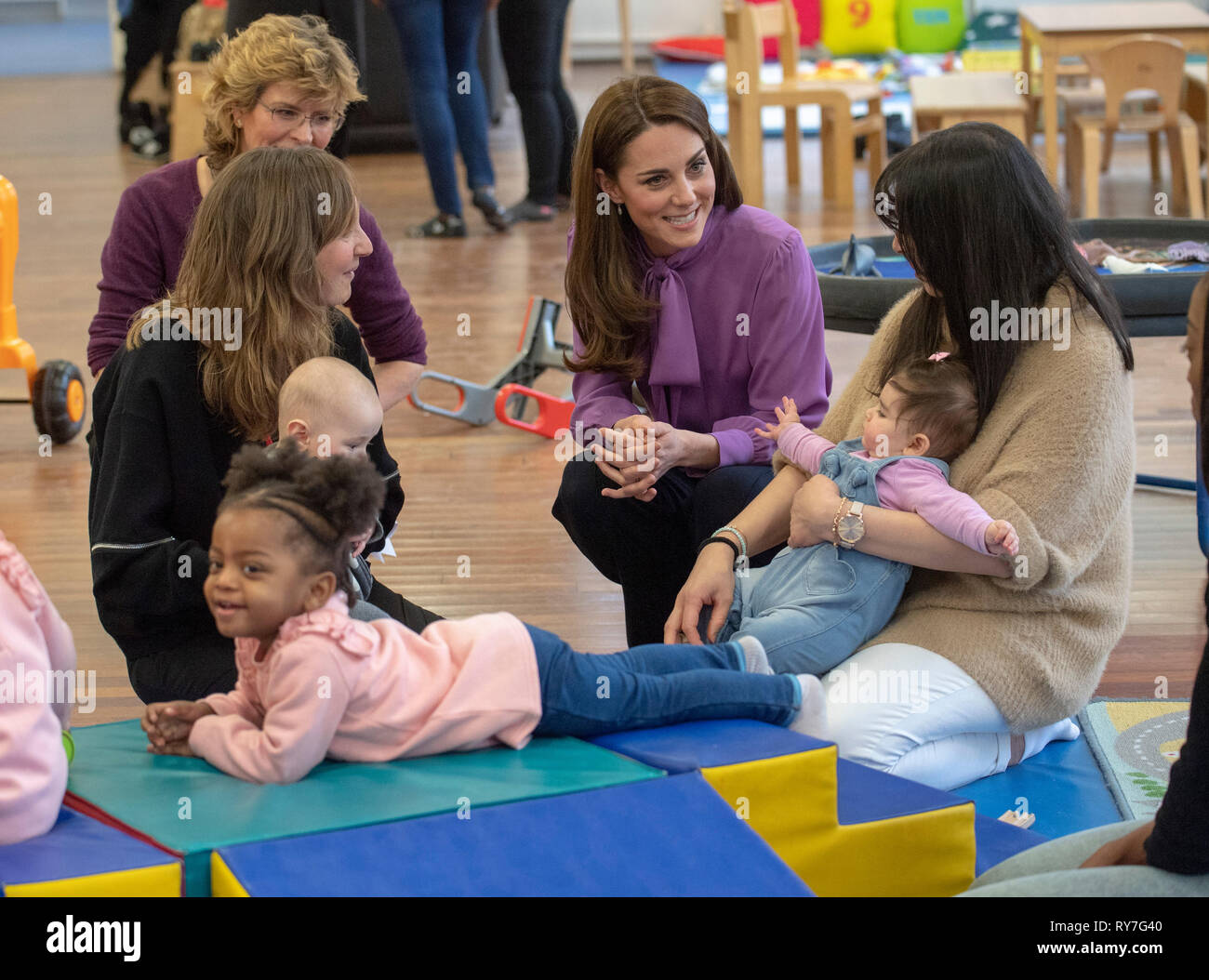 La duchesse de Cambridge (deuxième à droite) lors d'une visite au Centre pour enfants Henry Fawcett à Kennington, Londres. Banque D'Images