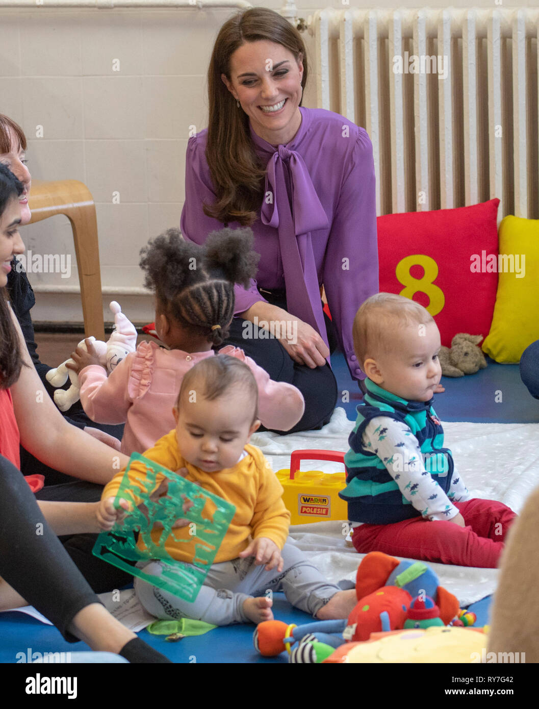 La duchesse de Cambridge lors d'une visite au Centre pour enfants Henry Fawcett à Kennington, Londres. Banque D'Images