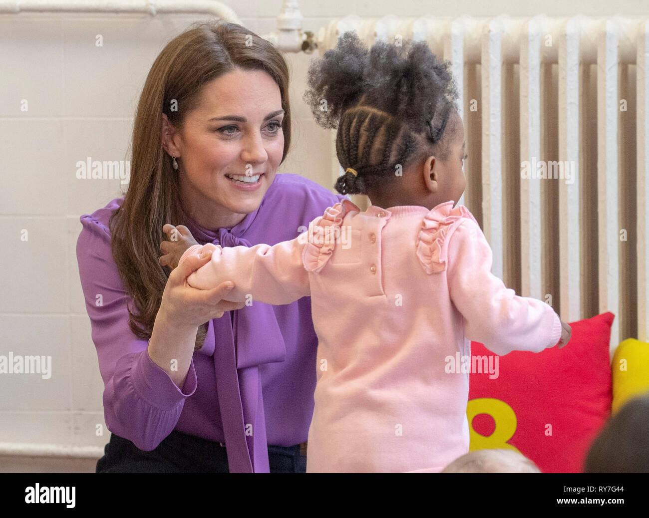 La duchesse de Cambridge lors d'une visite au Centre pour enfants Henry Fawcett à Kennington, Londres. Banque D'Images