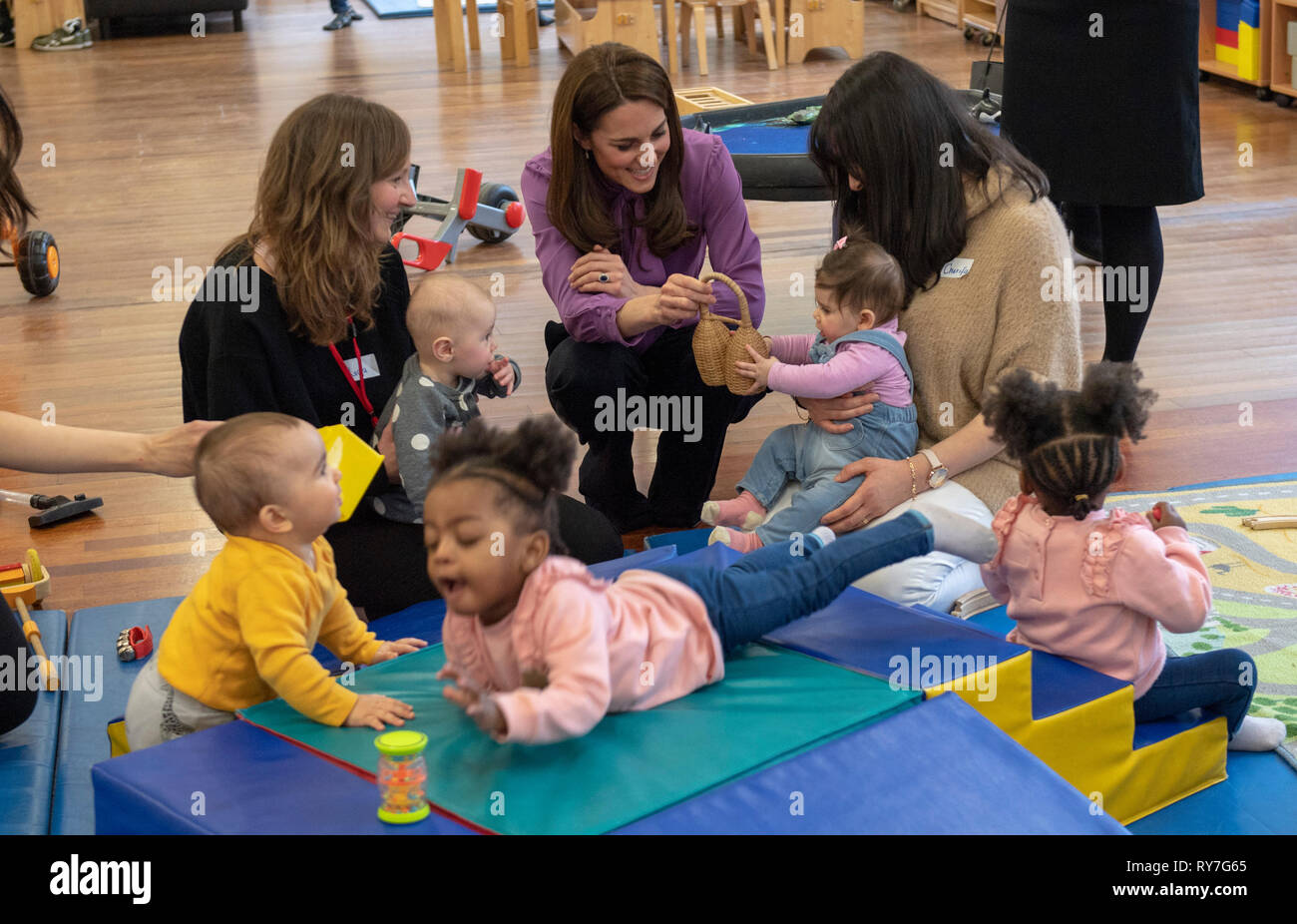 La duchesse de Cambridge lors d'une visite au centre pour enfants Henry Fawcett à Kennington, Londres. Banque D'Images