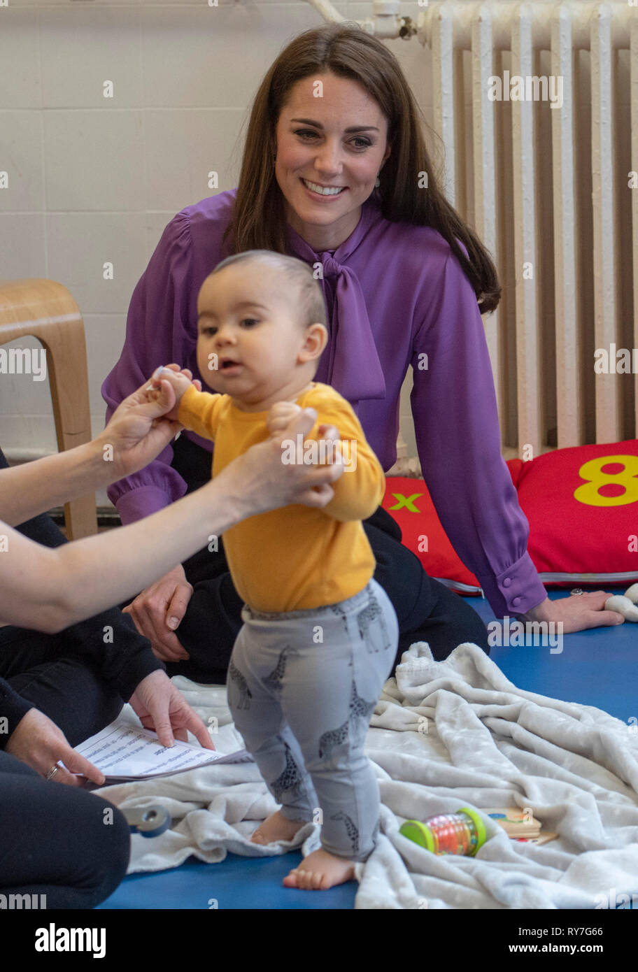 La duchesse de Cambridge lors d'une visite au Centre pour enfants Henry Fawcett à Kennington, Londres. Banque D'Images