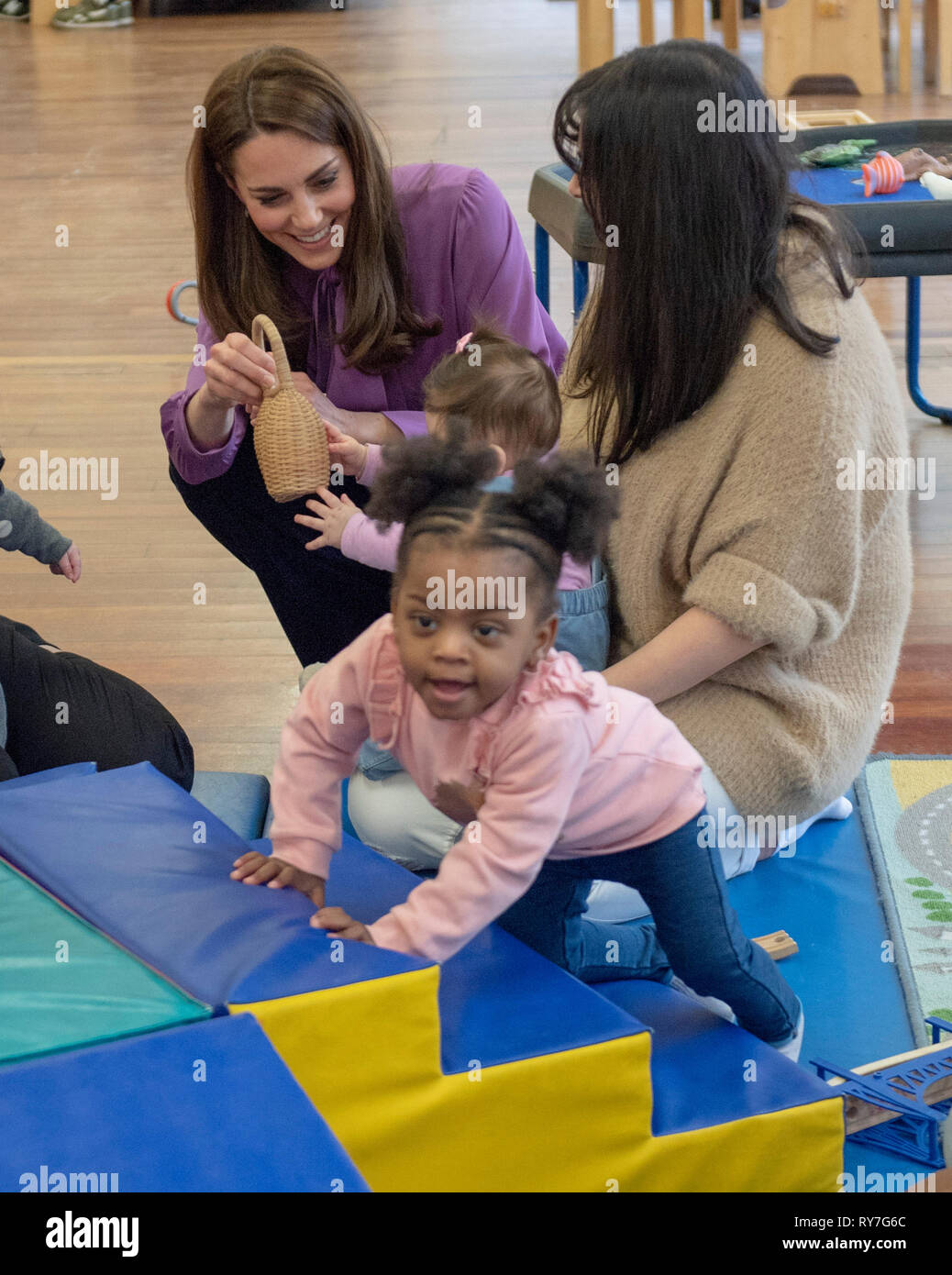 La duchesse de Cambridge lors d'une visite au Centre pour enfants Henry Fawcett à Kennington, Londres. Banque D'Images