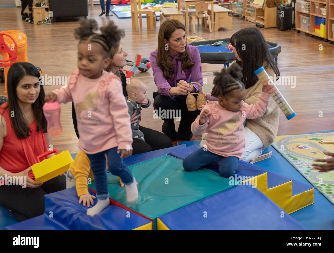 La duchesse de Cambridge lors d'une visite au centre pour enfants Henry Fawcett à Kennington, Londres. Banque D'Images