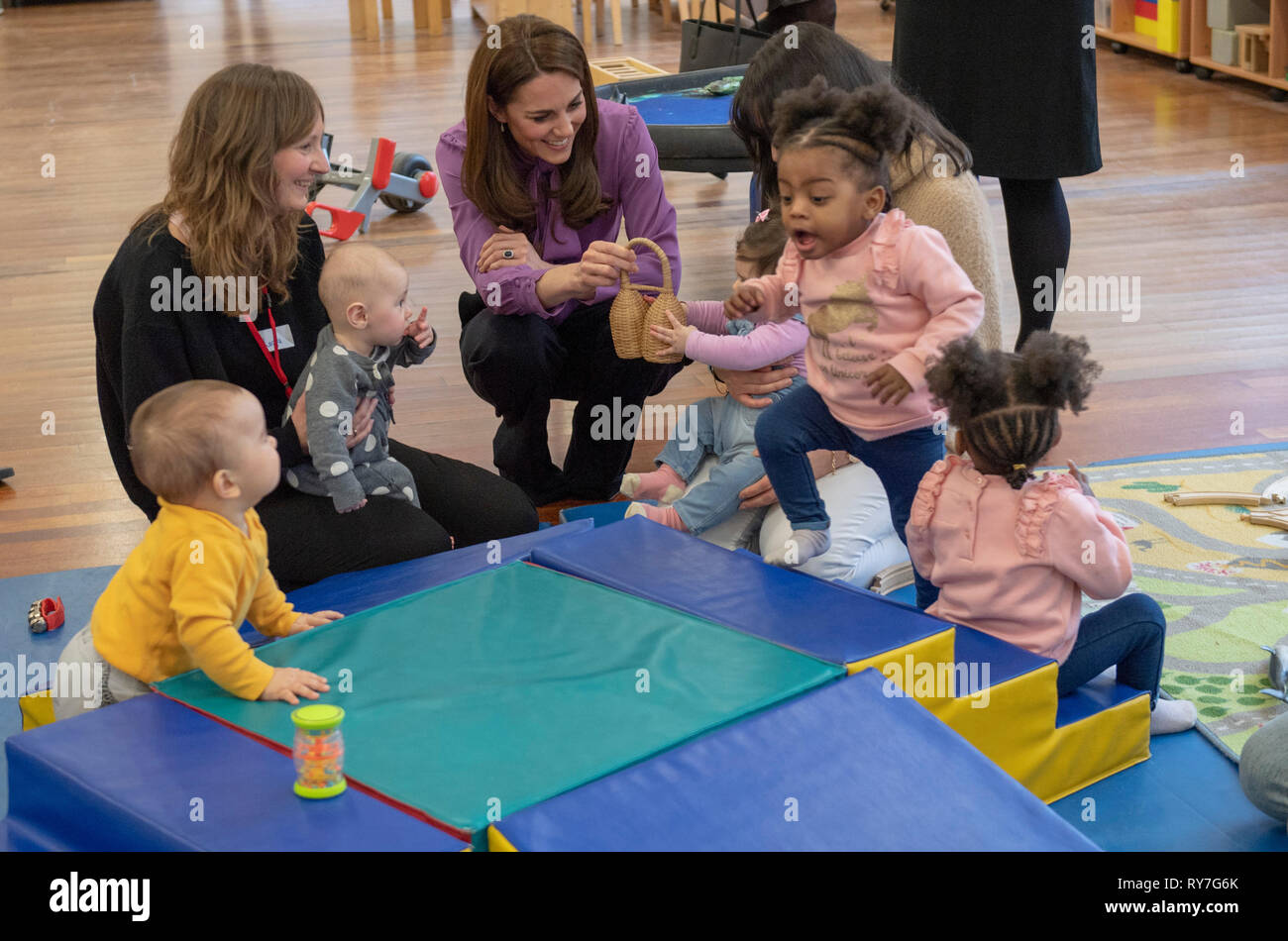 La duchesse de Cambridge, lors d'une visite à la Henry Fawcett Enfants&Otilde;s Centre de Kennington, Londres. Banque D'Images