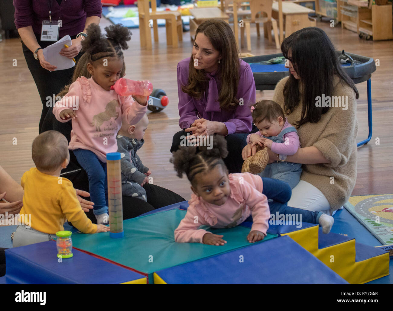 La duchesse de Cambridge, lors d'une visite à la Henry Fawcett Enfants&Otilde;s Centre de Kennington, Londres. Banque D'Images