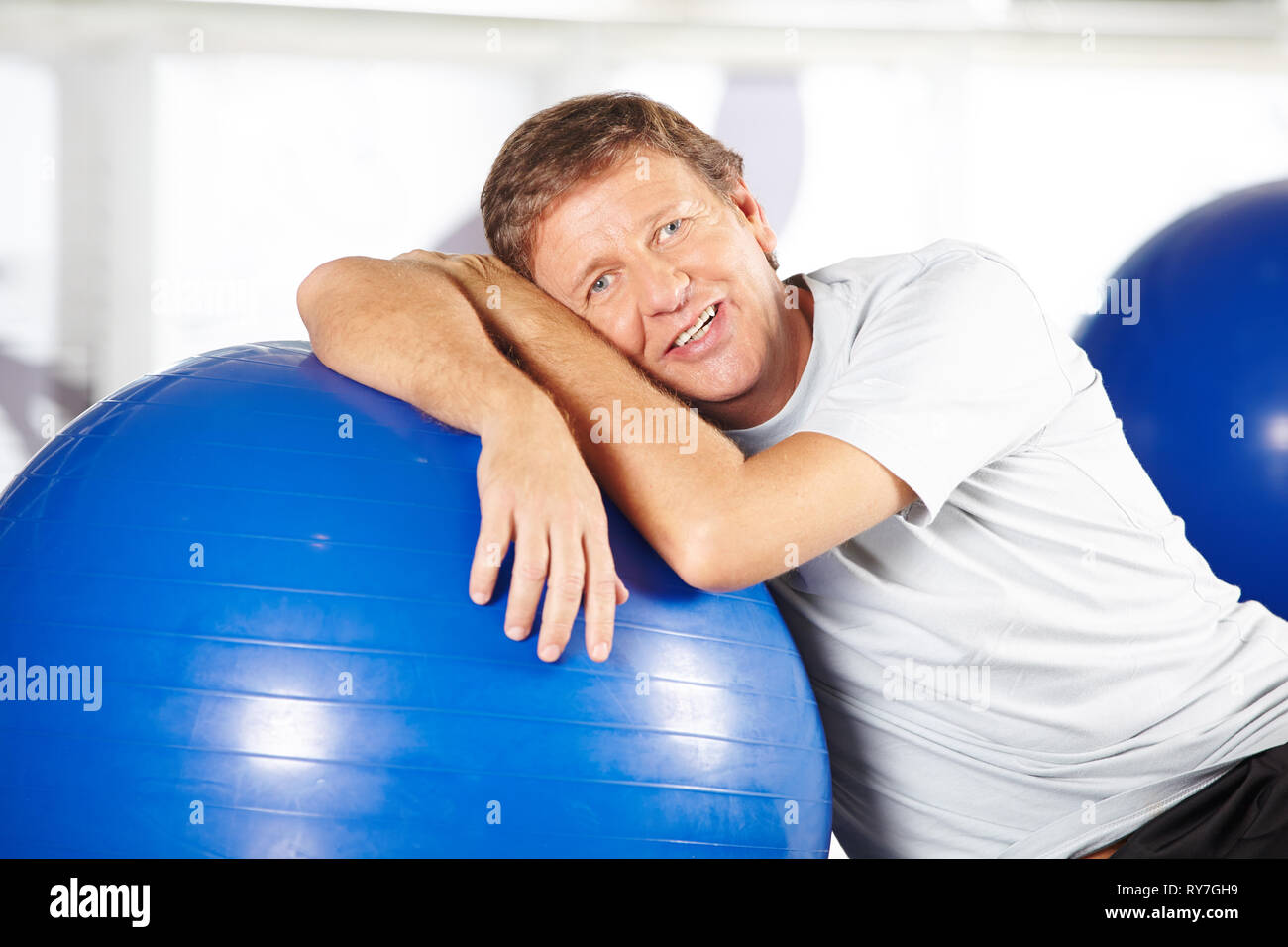 Hauts dans le centre de remise en forme au sports classe est appuyé contre ballon de gymnastique Banque D'Images