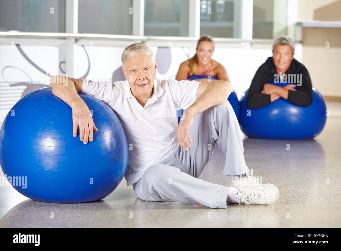 Retour en haut l'entraînement avec ballon de gymnastique dans le centre de remise en forme Banque D'Images