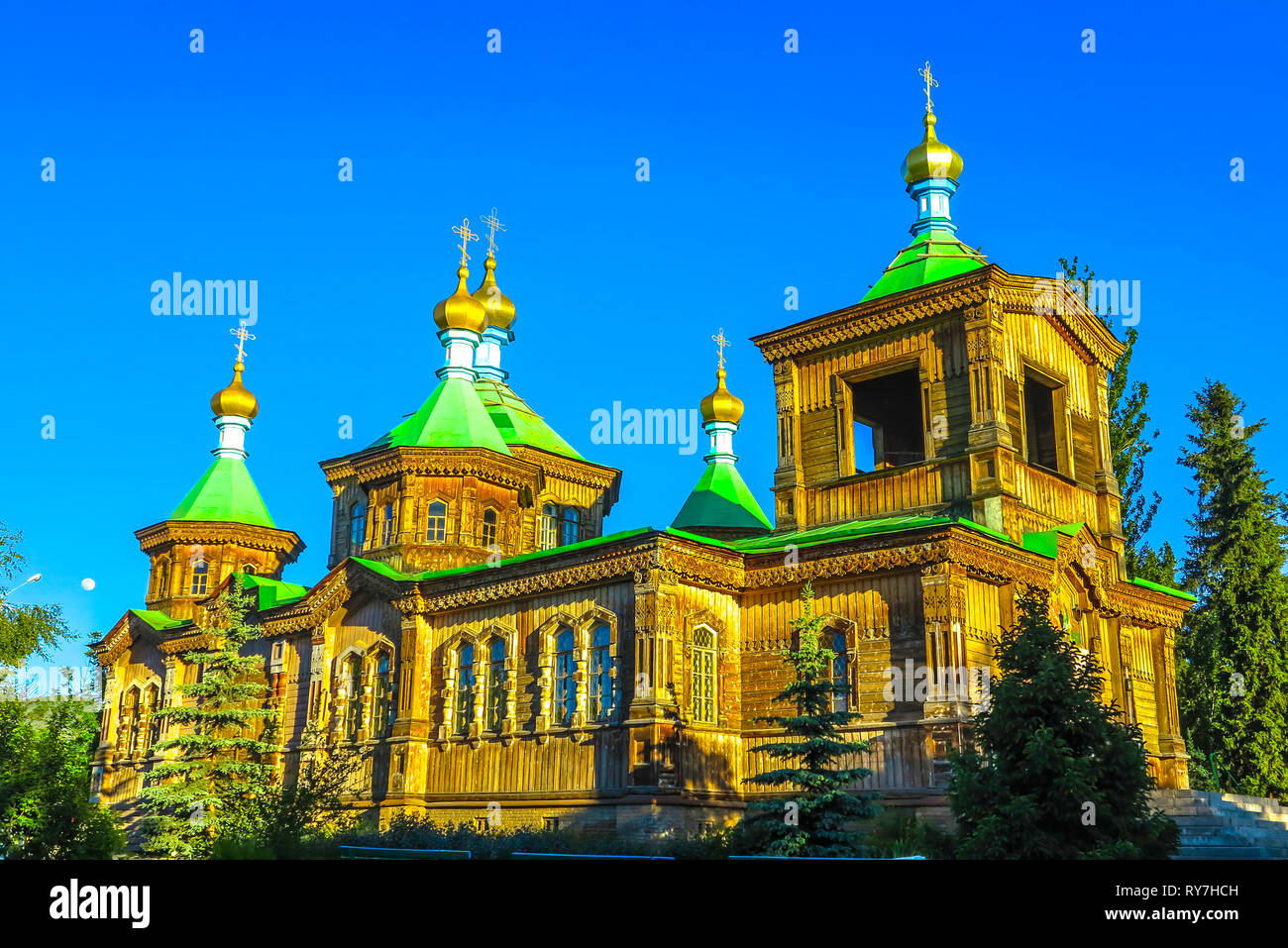 Karakol Sainte Trinité l'architecture en bois de la Cathédrale Orthodoxe Russe au coucher du soleil libre Banque D'Images