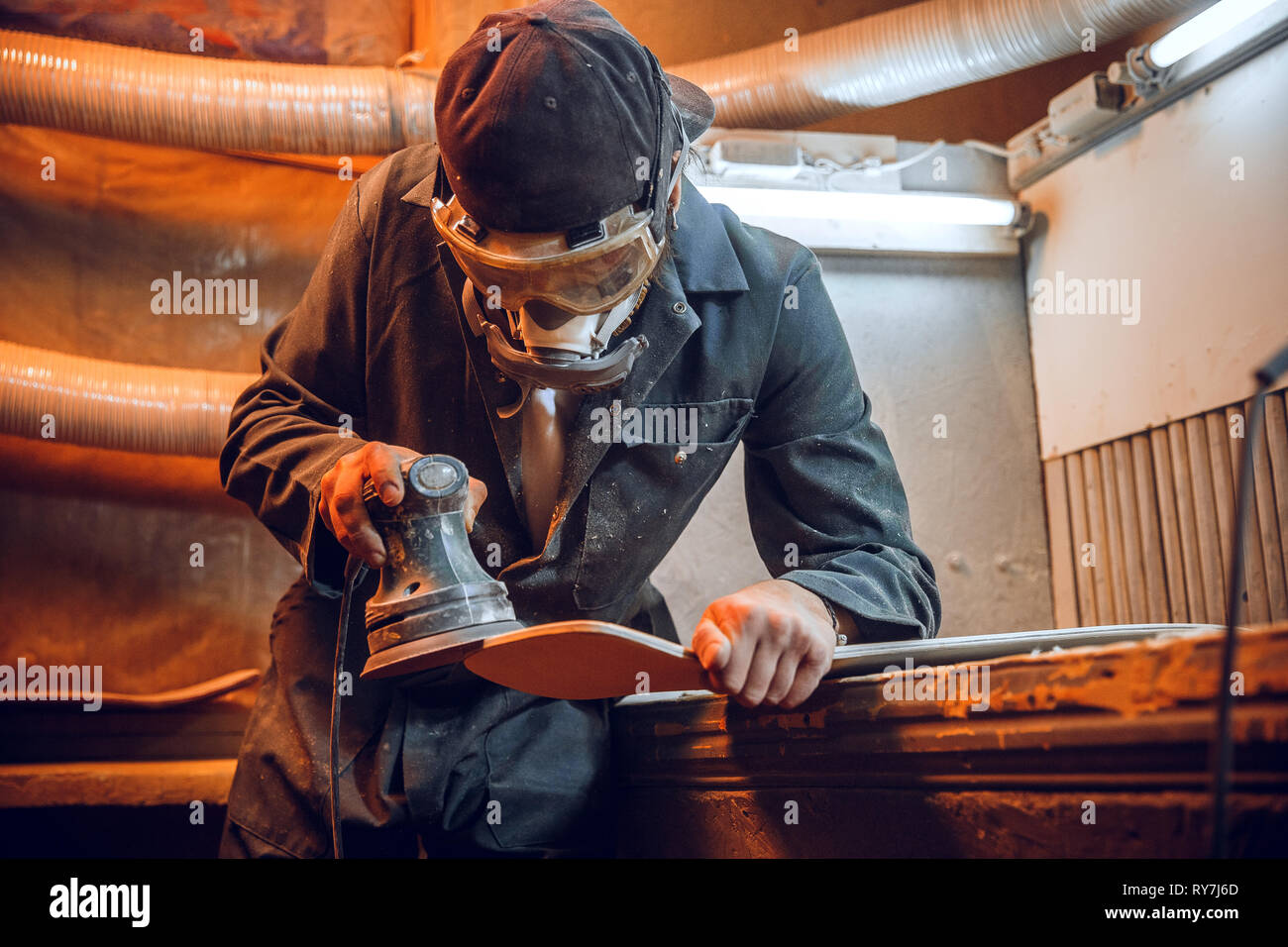 Carpenter en utilisant une scie circulaire pour couper les planches de bois. Détails de Construction travailleur homme ou homme à tout faire avec des outils électriques Banque D'Images