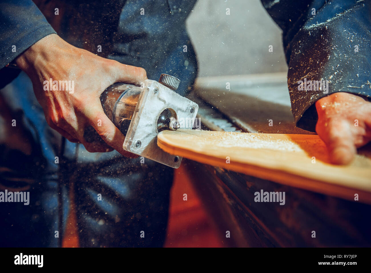 Carpenter en utilisant une scie circulaire pour couper les planches de bois. Détails de Construction travailleur homme ou homme à tout faire avec des outils électriques Banque D'Images