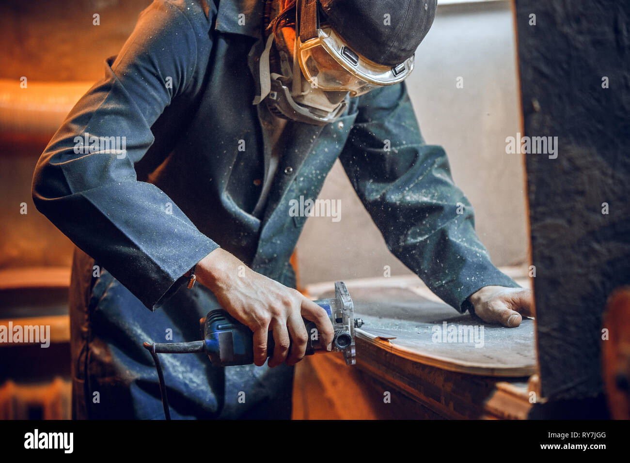 Carpenter en utilisant une scie circulaire pour couper les planches de bois. Détails de Construction travailleur homme ou homme à tout faire avec des outils électriques Banque D'Images