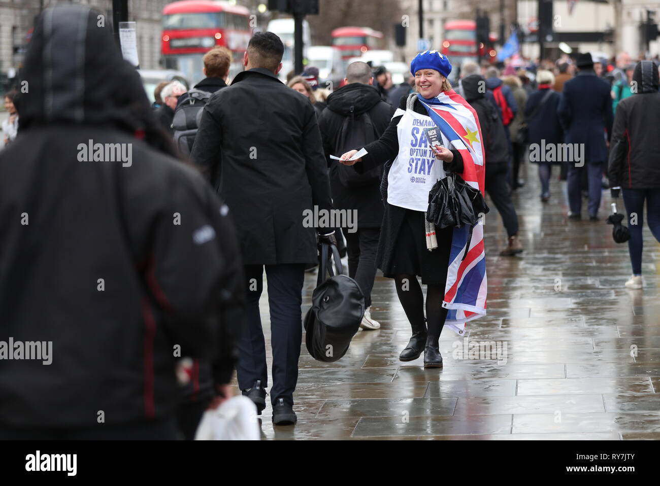 Un Brexit mains partisan des tracts au public en place du Parlement, Westminster, Londres. Banque D'Images