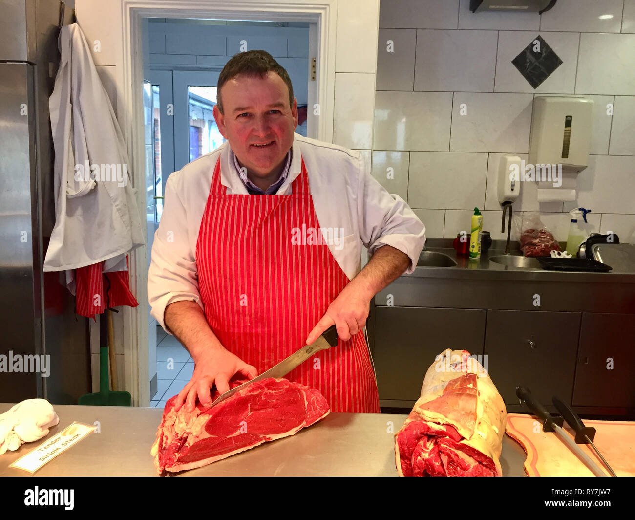 Boucher Gerard Crowe viande coupes à l'intérieur de son magasin à Ballyconnell, Co Cavan. Les commerçants locaux ont prévenu que l'incertitude Brexit mains comme un nuage noir sur de nombreuses collectivités frontalières en Irlande. Banque D'Images