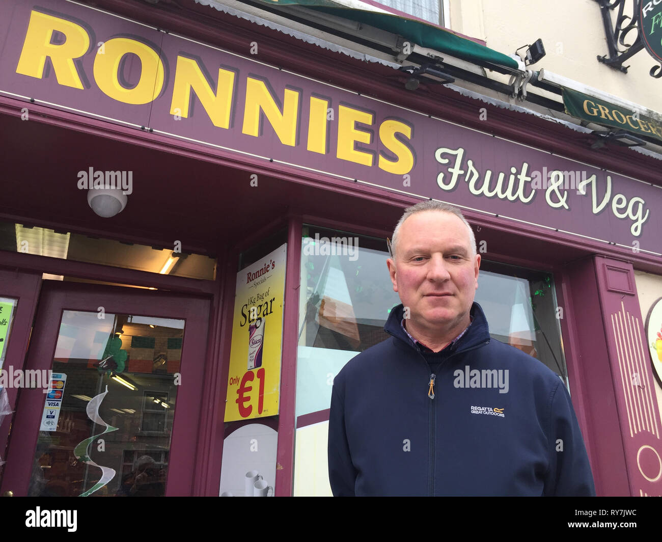Jardiniers Ronnie Duc à l'extérieur de son magasin à Ballyconnell, Co Cavan. Les commerçants locaux ont prévenu que l'incertitude Brexit mains comme un nuage noir sur de nombreuses collectivités frontalières en Irlande. Banque D'Images