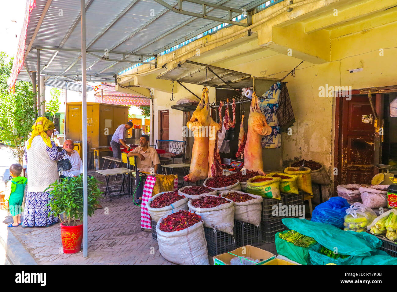 La vieille ville de Kashgar Uyghur Homme Vente de légumes secs et de viande d'agneau Banque D'Images