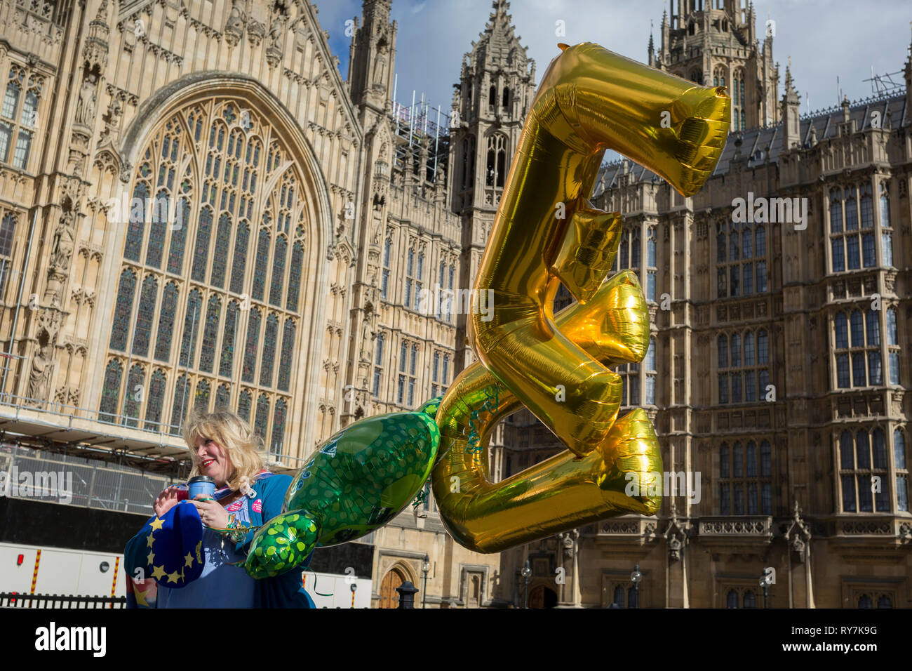 Une femme protestataire détient quelques ballons avec les lettres E et U au cours d'une manifestation pro-UE brexit en face du Parlement, le 11 mars 2019, à Westminster, Londres, Angleterre. Banque D'Images