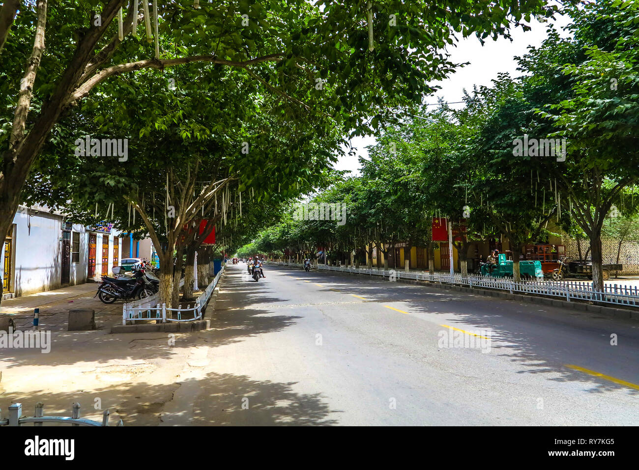 Kuche Rue commune avec la Ruelle d'Avenue une moto conduite Banque D'Images