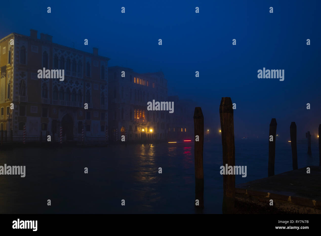 Le brouillard à Venise, photo de nuit Banque D'Images