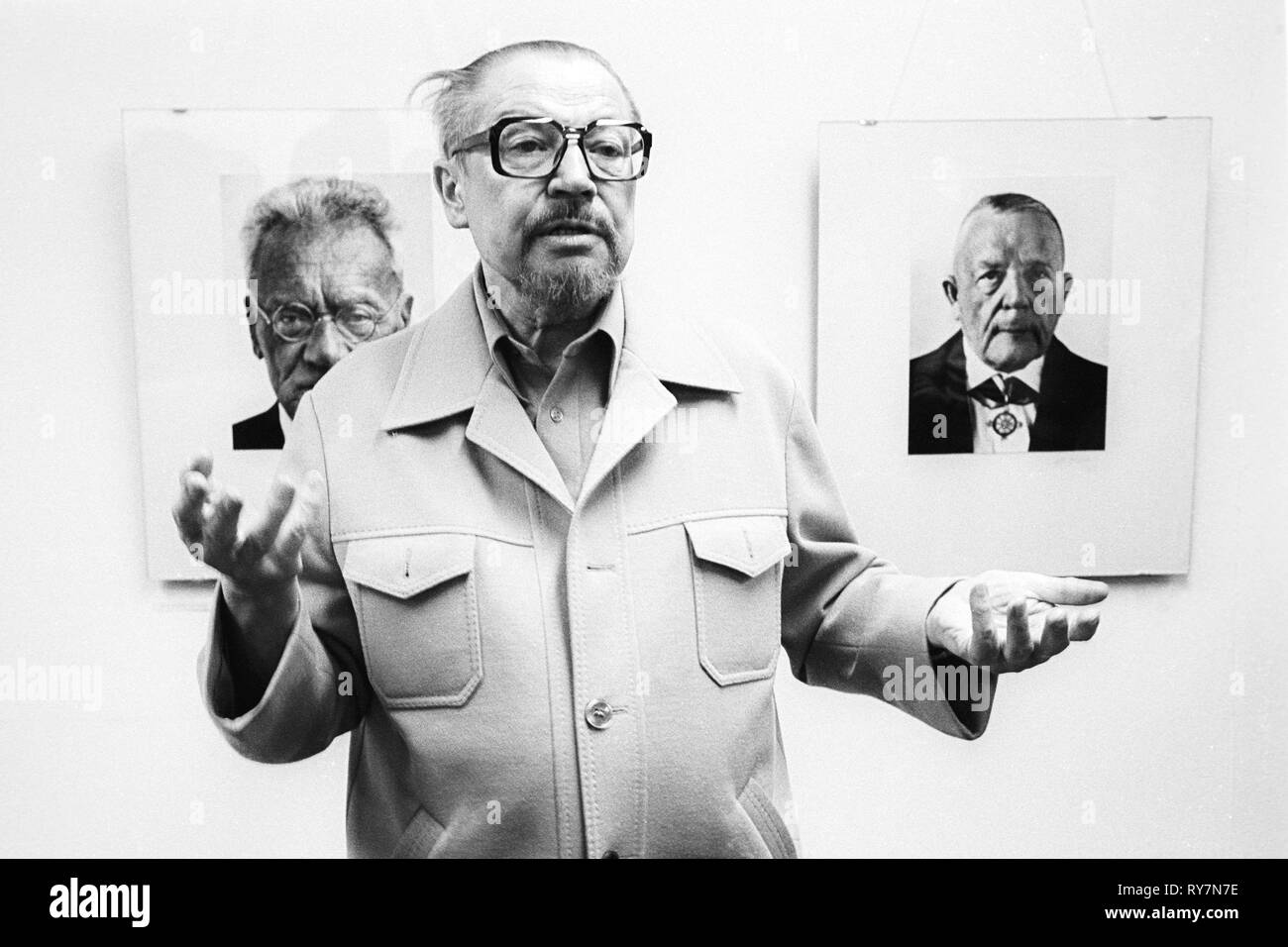 Le professeur Otto Steinert à une exposition de photographie de portraits qu'il a faite, photo prise en 1976. Le professeur Otto Steinert (né 12. En juillet 1915, la mort 3. Mars 1978) a été l'un des professeurs les plus importants de la photographie moderne et le photojournalisme et enseigné à partir de 1959 jusqu'à sa mort à l'École de Design Folkwang à Essen en Allemagne. Banque D'Images