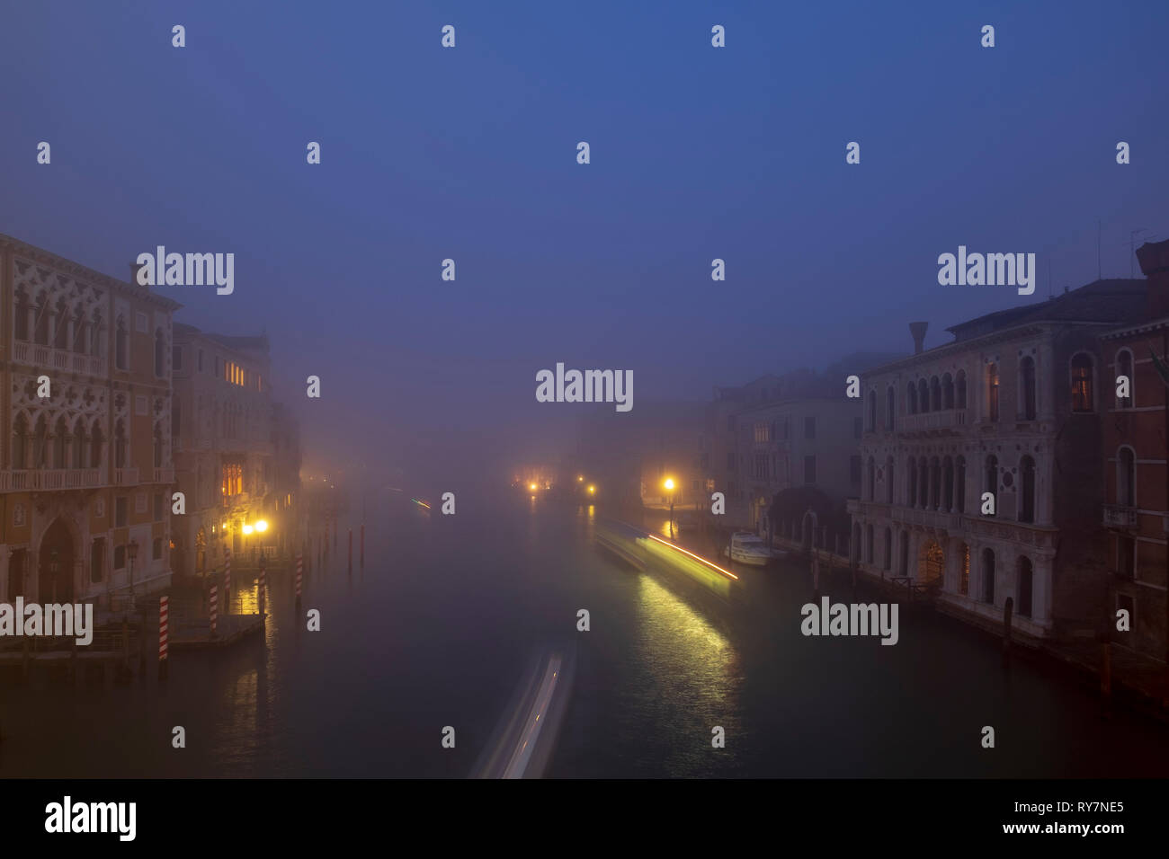 Le brouillard à Venise, photo de nuit Banque D'Images
